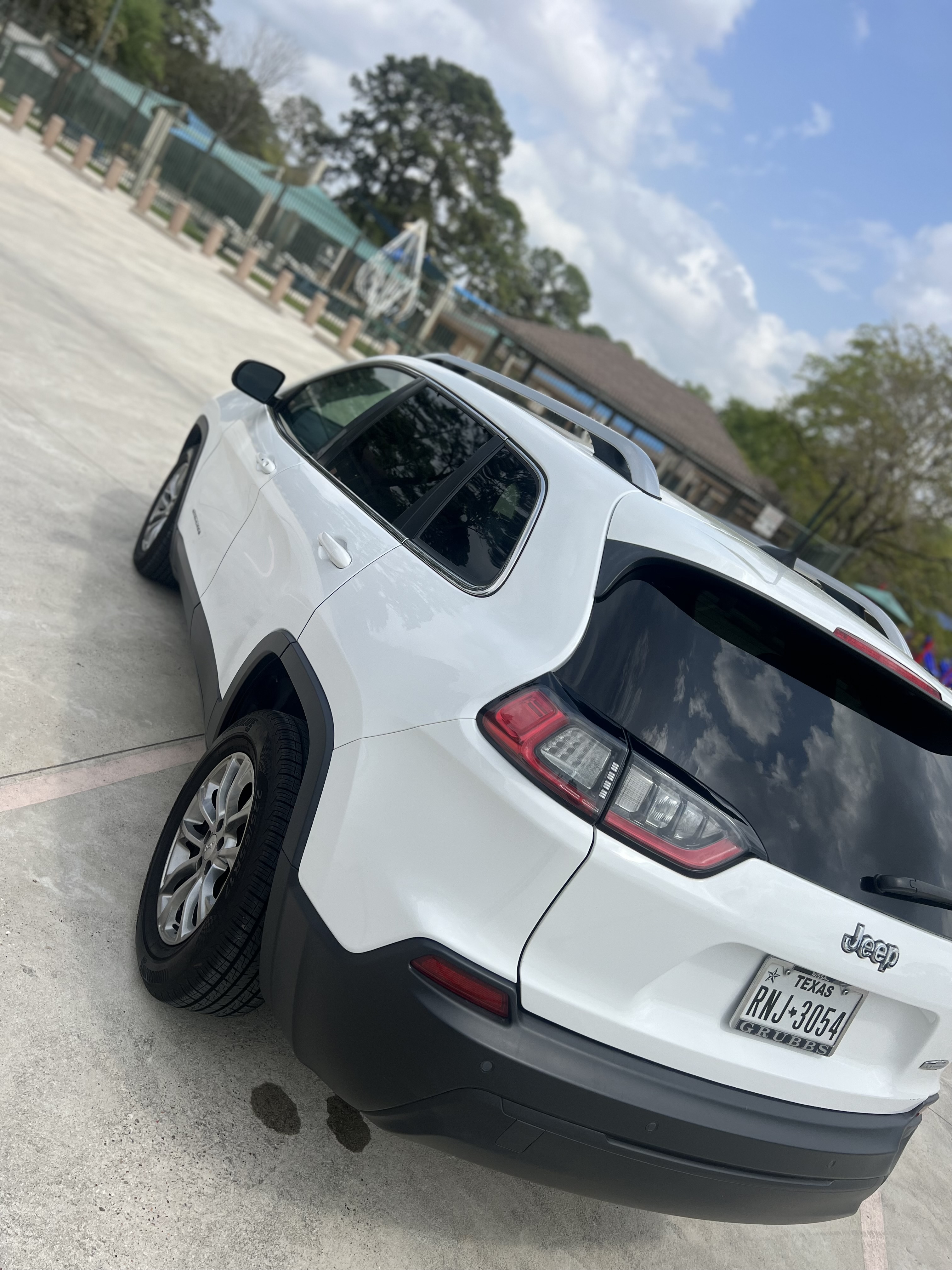 Used 2019 Jeep Cherokee Latitude Plus FWD image 11