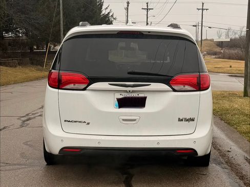 Used 2018 Chrysler Pacifica Touring-L w/ Premium Audio Group image 5