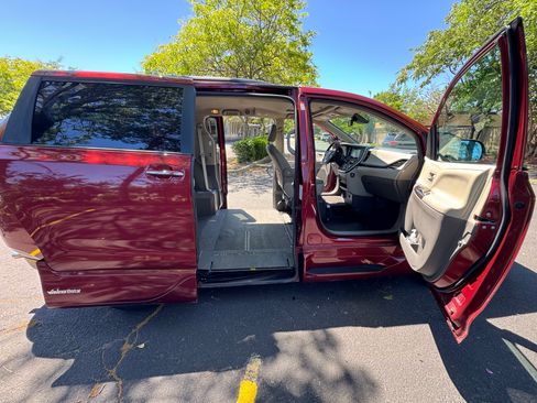 Used 2019 Toyota Sienna XLE w/ XLE Navigation Package FWD image 6