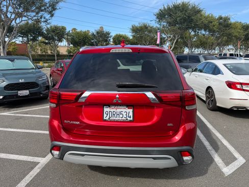 Used 2020 Mitsubishi Outlander SEL image 2