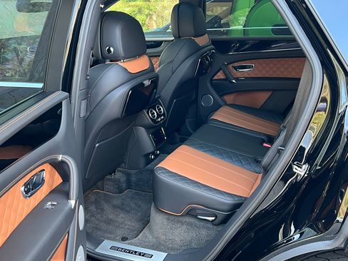 Used 2018 Bentley Bentayga AWD/4WD image 12