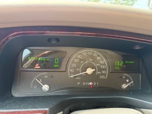 Used 2004 Lincoln Town Car Ultimate RWD image 12