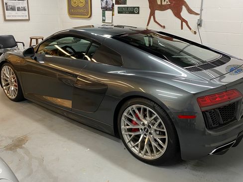 Used 2017 Audi R8 V10 w/ Carbon Exterior Package AWD/4WD image 2