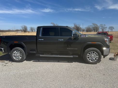 Used 2022 GMC Sierra 2500 SLT w/ SLT Convenience Package image 4