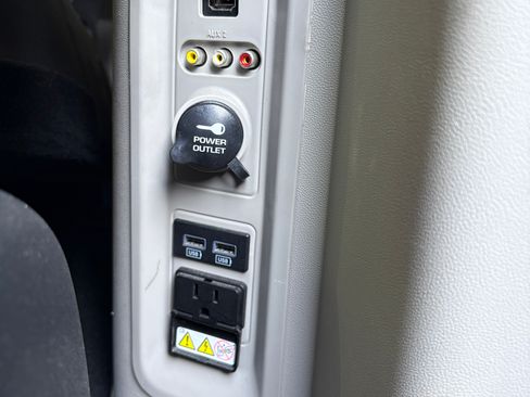 Used 2015 Chrysler Town & Country Limited Platinum FWD image 14