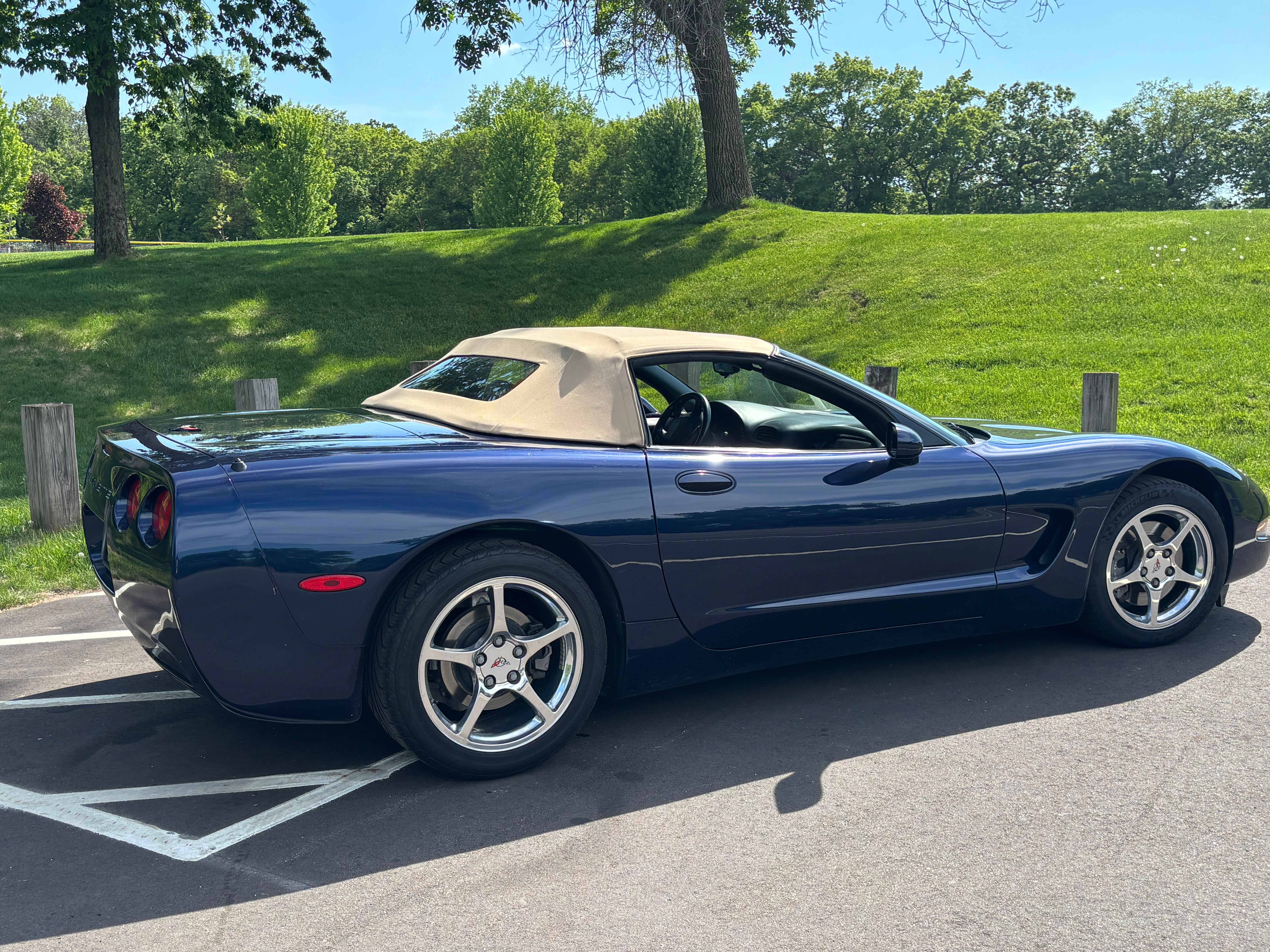 Used 2000 Chevrolet Corvette Convertible w/ Performance Handling Pkg RWD image 1