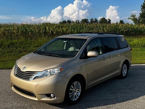 Used 2014 Toyota Sienna XLE image 1