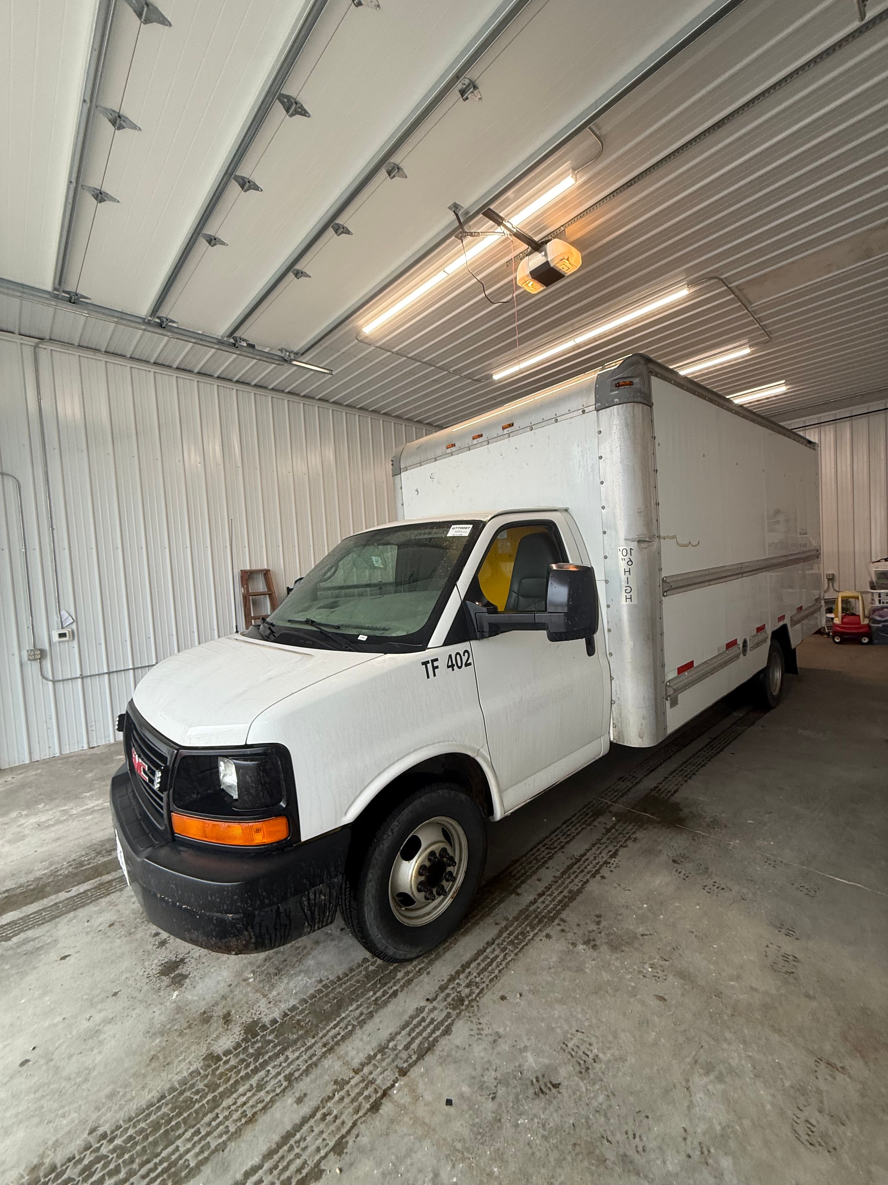Used 2010 GMC Savana 3500 Extended RWD image 1