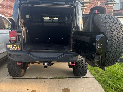 Used 2015 Jeep Wrangler Unlimited Rubicon AWD/4WD image 12