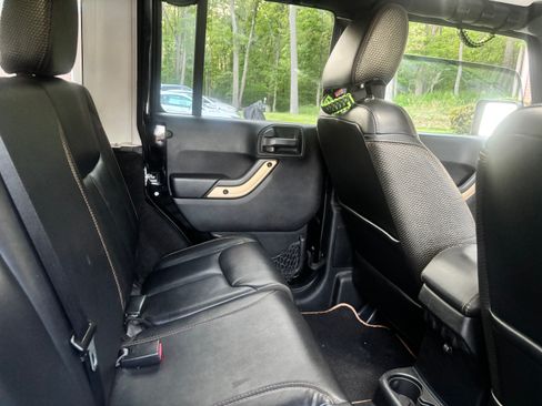 Used 2014 Jeep Wrangler Unlimited Sahara AWD/4WD image 10