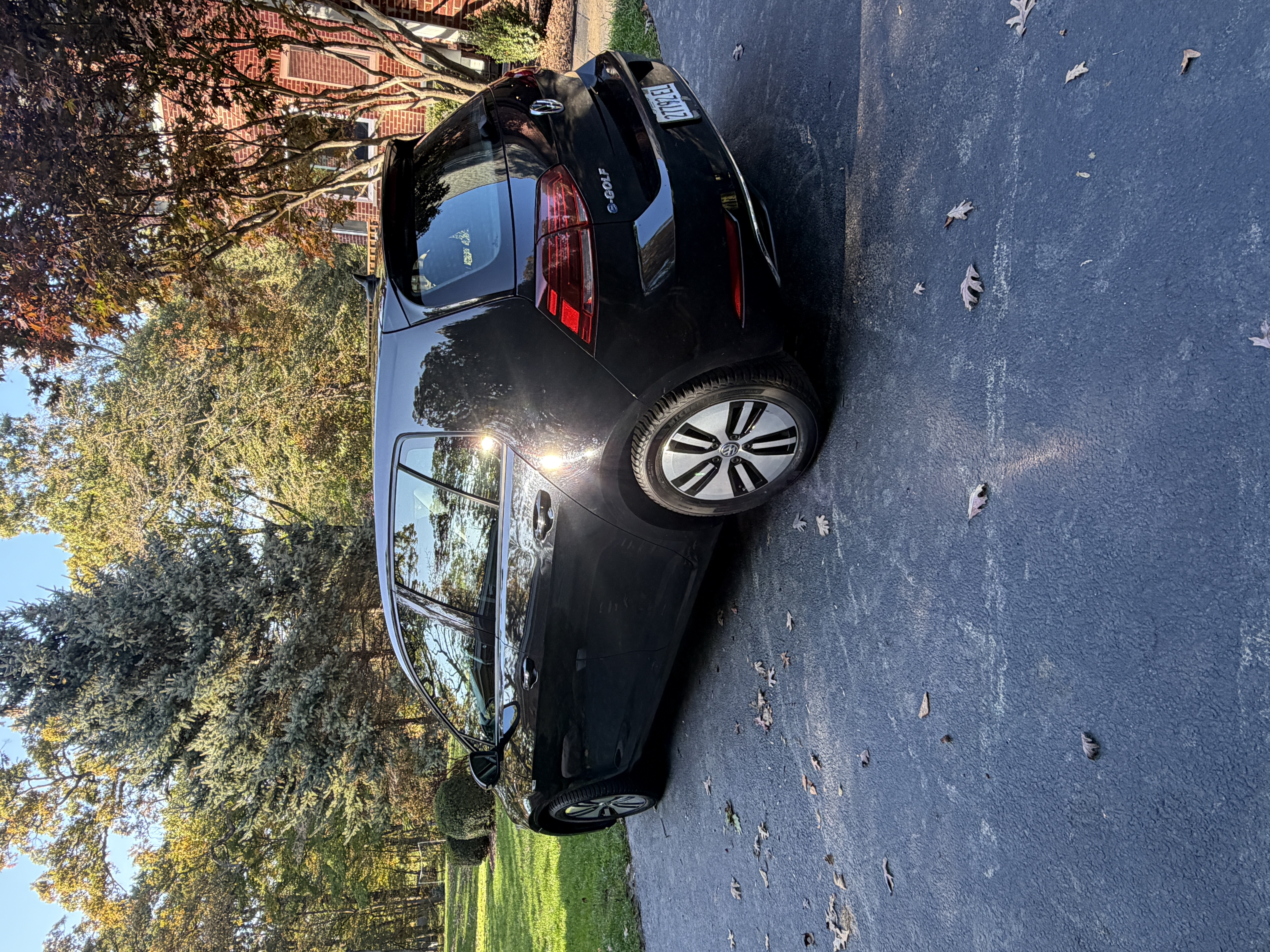 Used 2018 Volkswagen e-Golf SE w/ DC Fast Charging Package FWD image 2