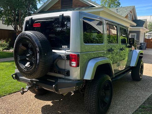 Used 2016 Jeep Wrangler Unlimited Rubicon w/ Connectivity Group AWD/4WD image 6