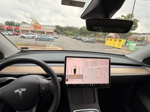 Used 2022 Tesla Model Y Long Range AWD/4WD image 28
