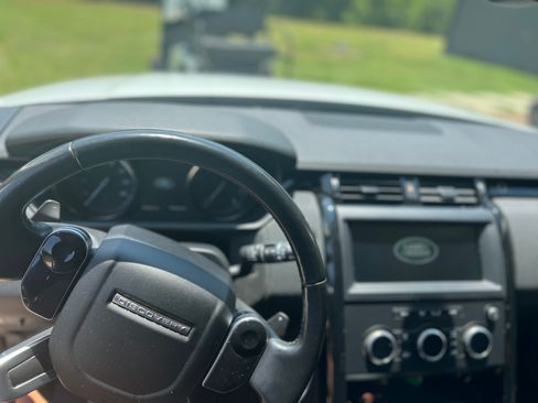 Used 2020 Land Rover Discovery SE image 6