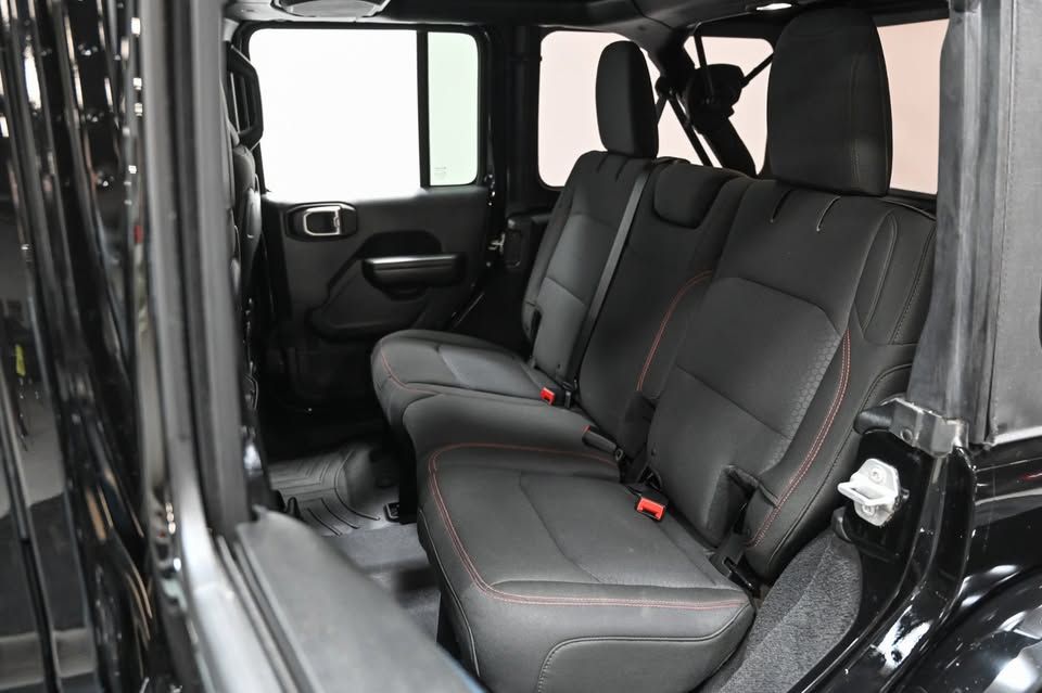 Used 2018 Jeep Wrangler Unlimited Rubicon AWD/4WD image 17
