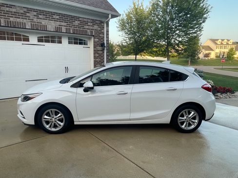 Used 2017 Chevrolet Cruze LT w/ Convenience Package FWD image 2
