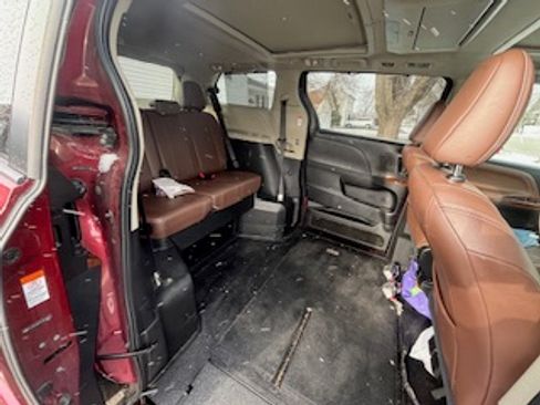 Used 2015 Toyota Sienna XLE image 7