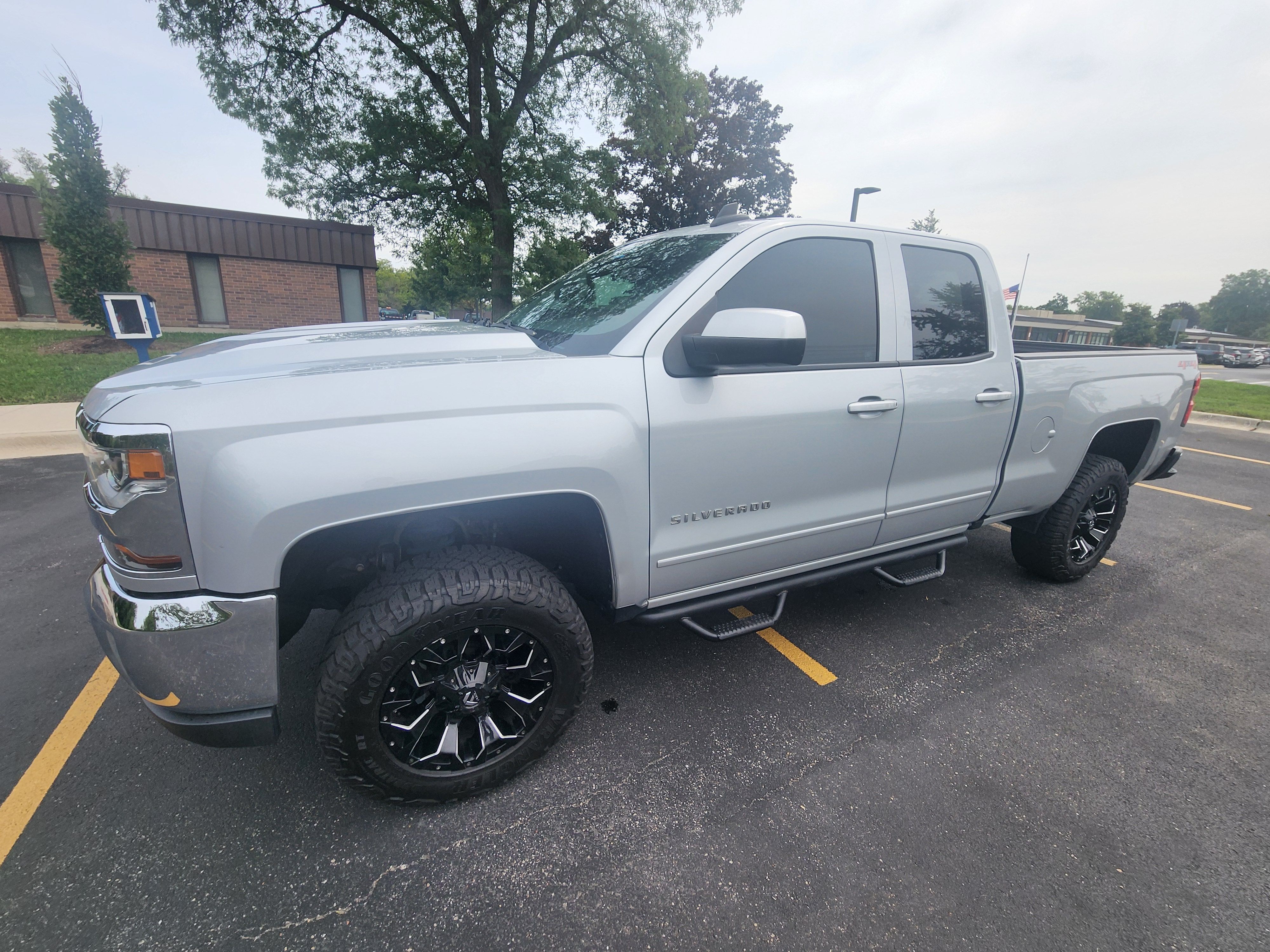 Used 2018 Chevrolet Silverado 1500 LT w/ All Star Edition AWD/4WD image 1
