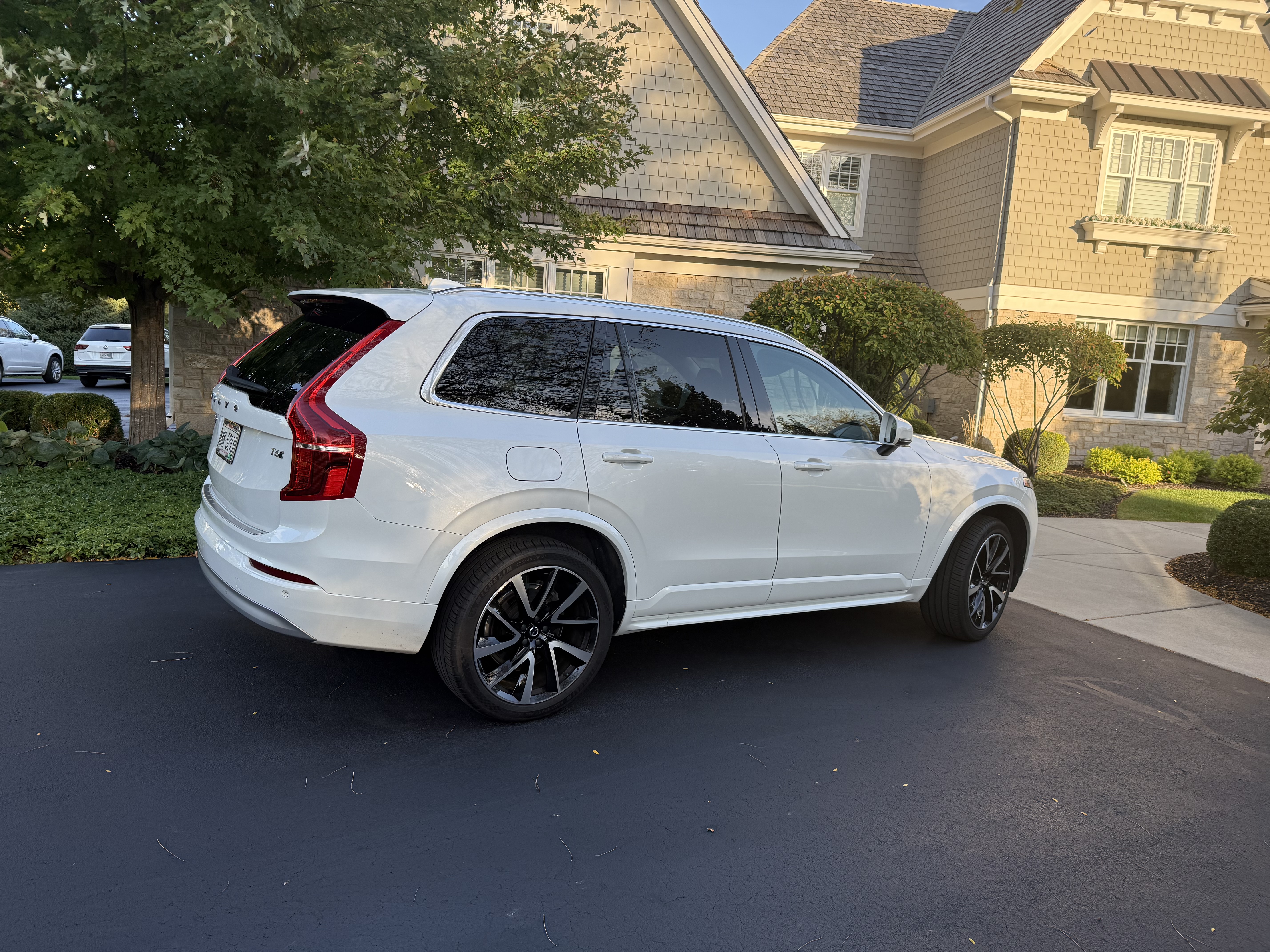 Used 2022 Volvo XC90 T6 Momentum AWD/4WD image 1