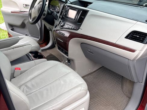 Used 2013 Toyota Sienna XLE w/ Entertainment Pkg FWD image 10
