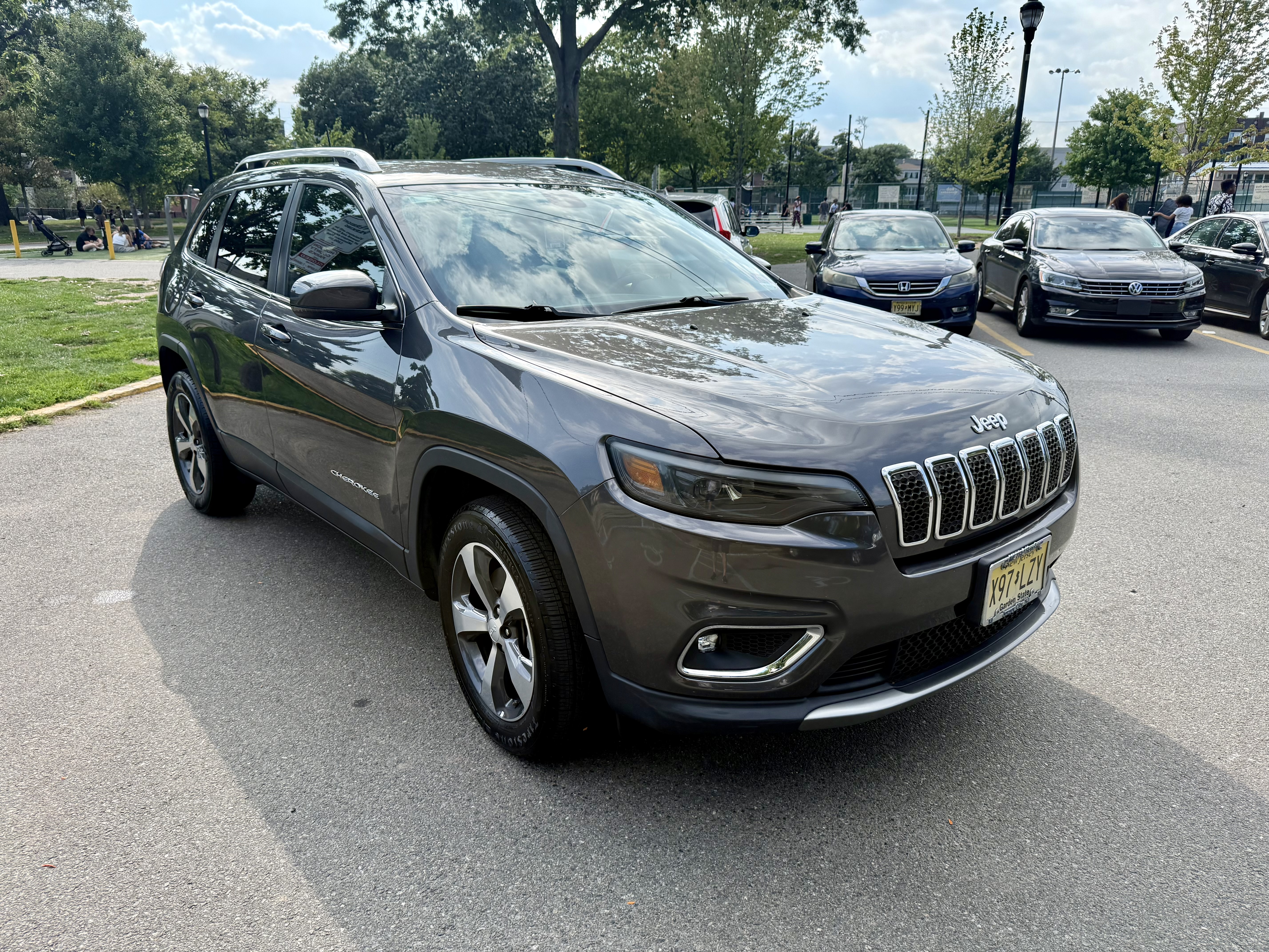 Used 2019 Jeep Cherokee Limited AWD/4WD image 5