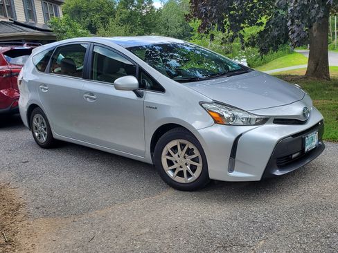 Used 2017 Toyota Prius V Four image 1