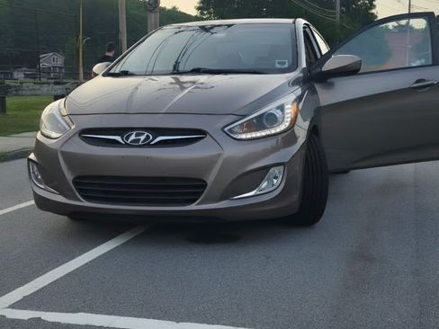Used 2014 Hyundai Accent GLS w/ Option Group 2 FWD image 12