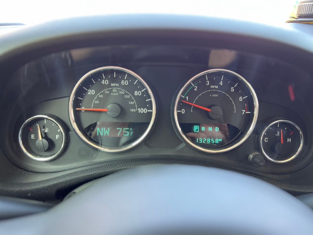 Used 2018 Jeep Wrangler Unlimited Sahara w/ Connectivity Group AWD/4WD image 16