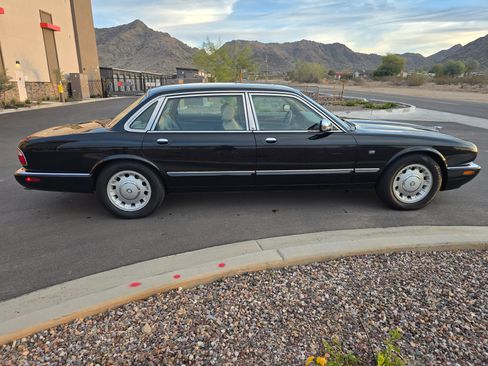 Used 1999 Jaguar XJ8 L image 4