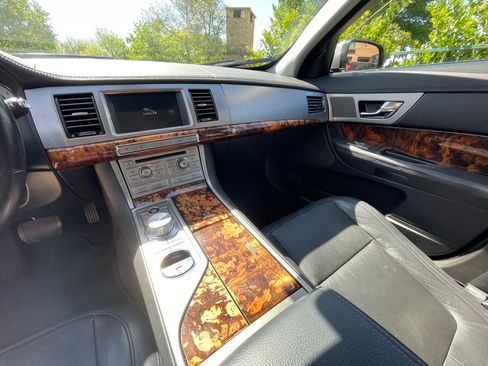 Used 2011 Jaguar XF image 9