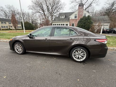 Used 2018 Toyota Camry XLE image 1