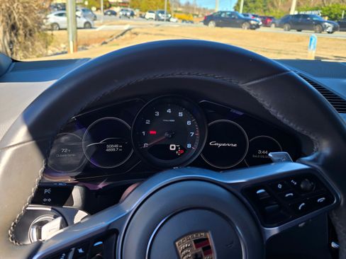 Used 2020 Porsche Cayenne image 4
