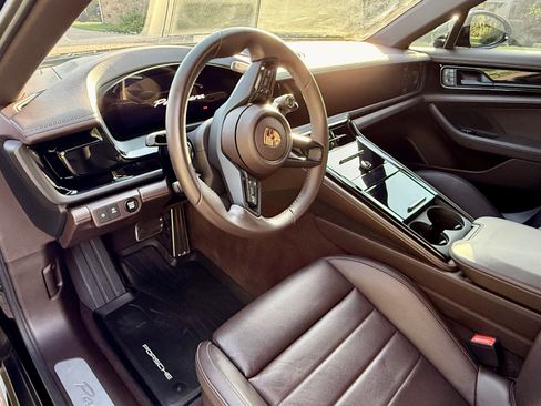 Used 2024 Porsche Panamera image 10