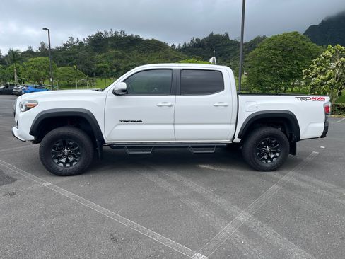 Used 2022 Toyota Tacoma TRD Off-Road w/ Black Out Package (TMS) AWD/4WD image 5