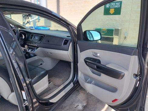 Used 2015 Kia Sedona LX w/ LX Convenience Package FWD image 17