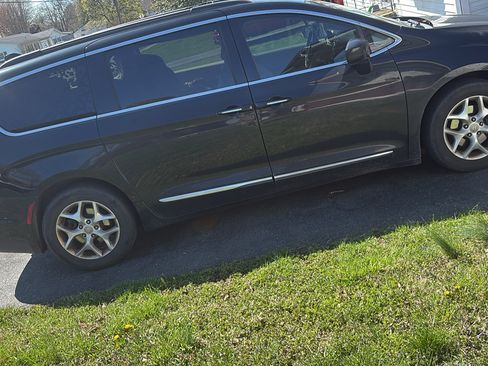 Used 2017 Chrysler Pacifica Touring-L w/ Tire & Wheel Group image 2