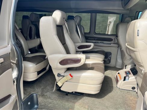 Used 2018 Chevrolet Express 2500 Extended w/ Enhanced Convenience Package image 19