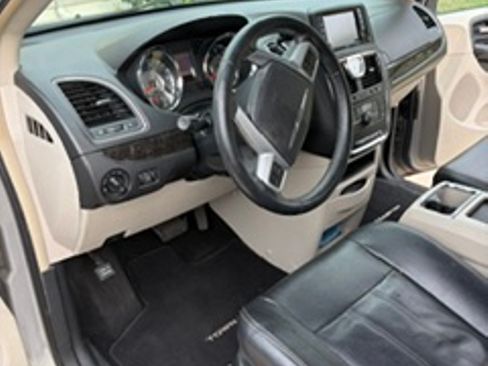 Used 2013 Chrysler Town & Country Touring FWD image 8