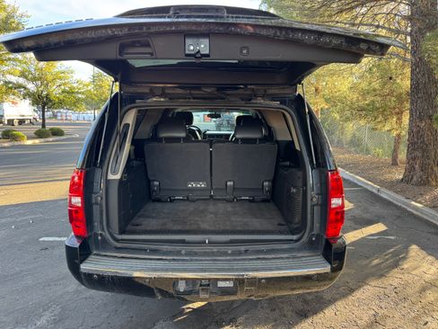Used 2014 Chevrolet Suburban LTZ image 6