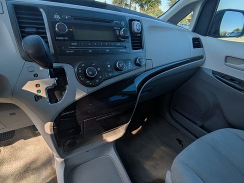 Used 2013 Toyota Sienna L w/ Towing Pkg image 11