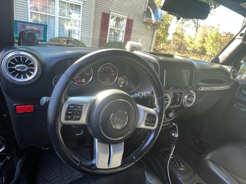 Used 2013 Jeep Wrangler Unlimited Rubicon image 4