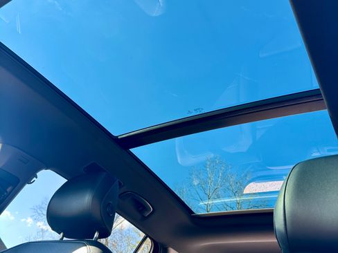 Used 2018 Volkswagen Tiguan SEL w/ R-Line Package image 22