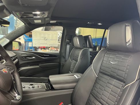 Used 2023 Cadillac Escalade V w/ LPO, ONYX Package image 9