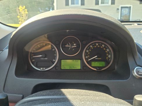 Used 2010 Land Rover LR2 HSE image 9