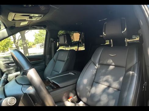 Used 2023 Cadillac Escalade Luxury image 12