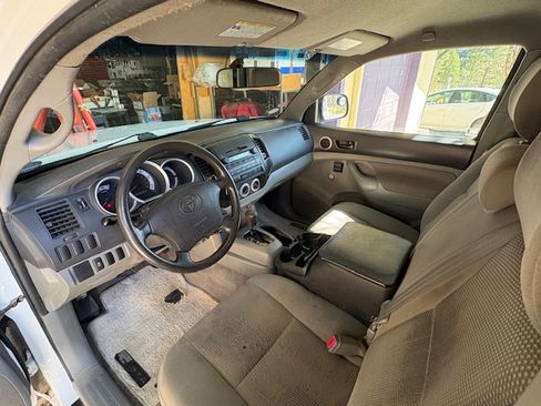 Used 2011 Toyota Tacoma 2WD Regular Cab image 12