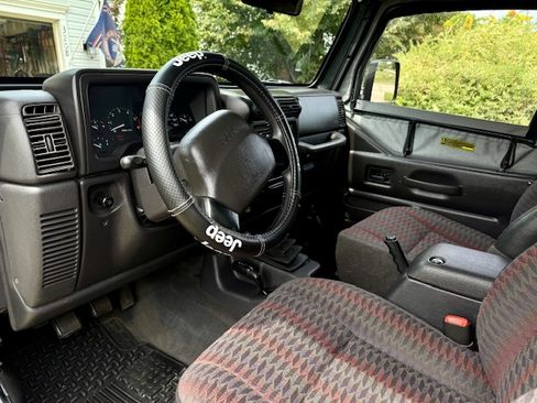 Used 1999 Jeep Wrangler SE image 13