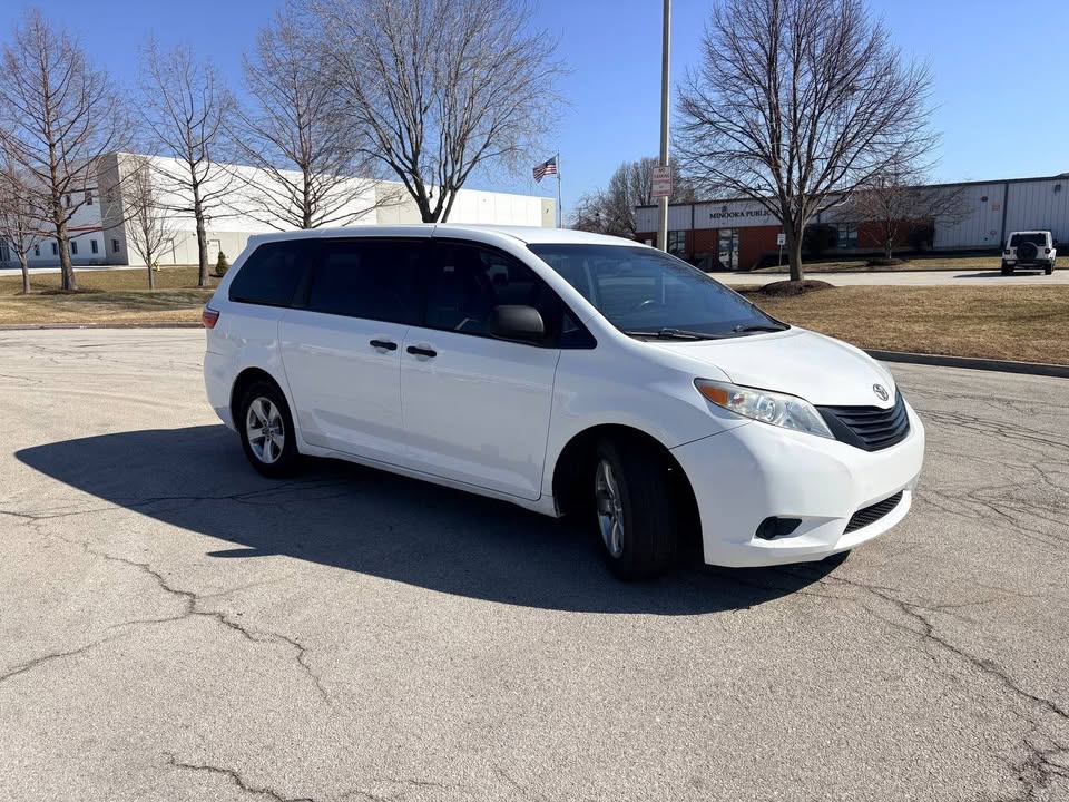 Used 2017 Toyota Sienna L FWD image 1