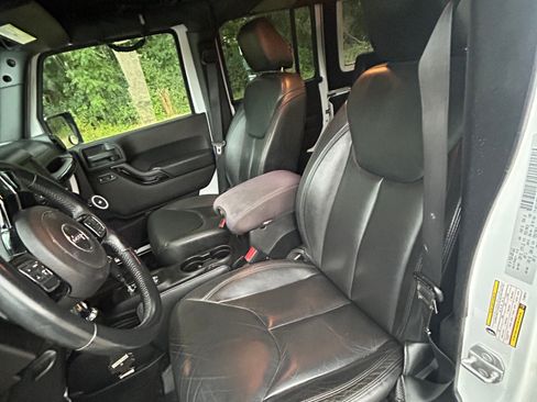 Used 2015 Jeep Wrangler Unlimited Sahara AWD/4WD image 9
