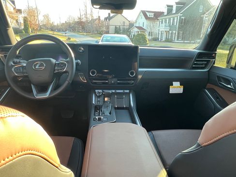 Used 2025 Lexus GX 550 w/ Accessory Package (2T) image 14